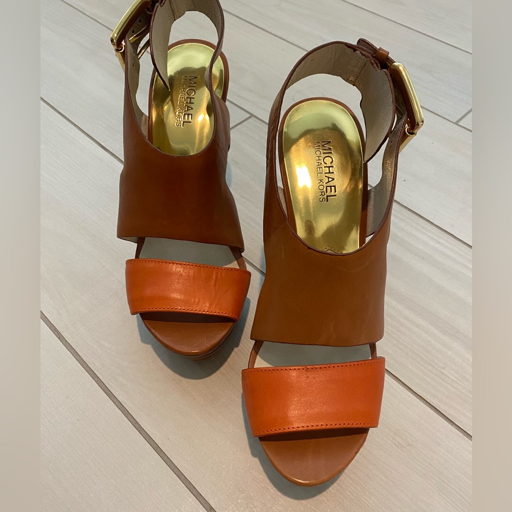 NWOT Michael Kors Carla Platform in Luggage and Tangerine